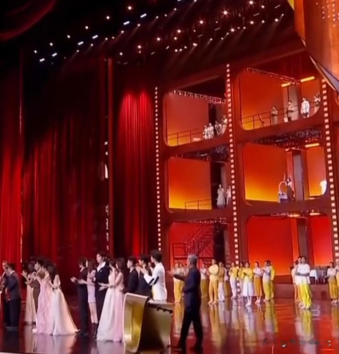 陈主席这一拍，把台上的人都整懵了。
当众人鼓着掌，把目光都投向舞台另一个方向，搜