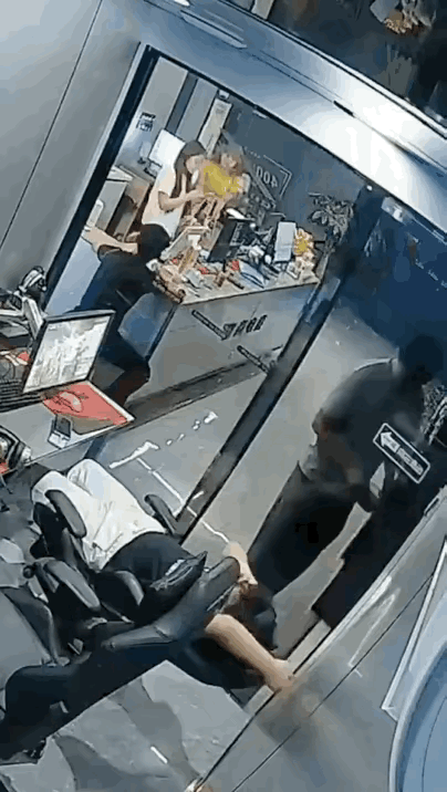 男士在网吧躺在座椅上休息，因肚子饿，让服务员送来一碗热面，当男服务员把热面给他送