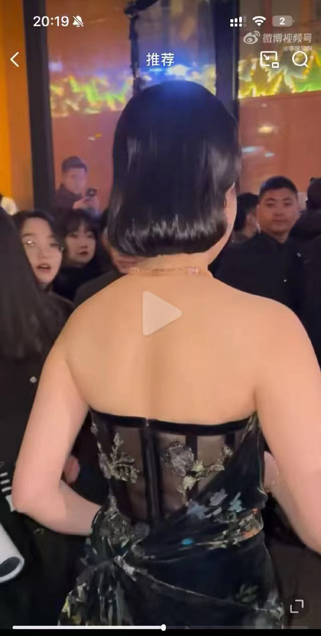 刘亦菲这个背影确实有点魁梧了 