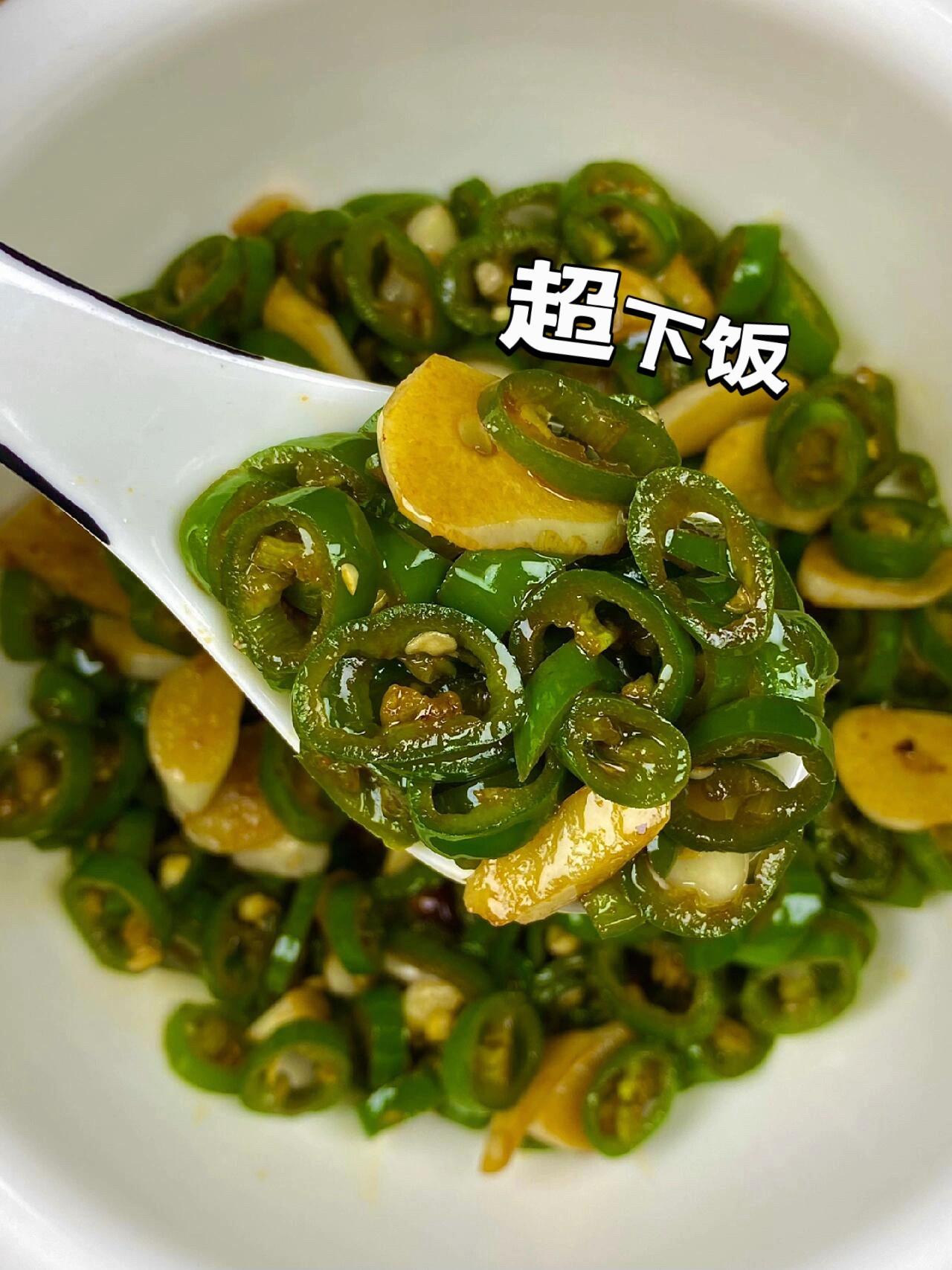 快去做起来，配馒头也好好吃。这道豉油辣椒圈嘎嘎好吃哇簢 配面、馒头都巨...