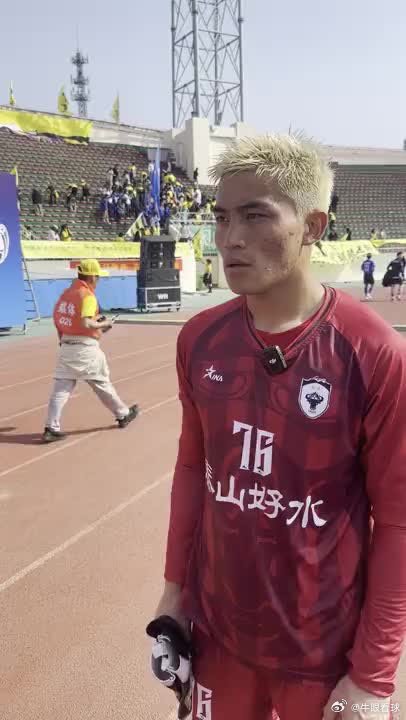 暖心互动！泰安日报社记者向玉树队门将索南龙周赠送王大雷签名照网页链接