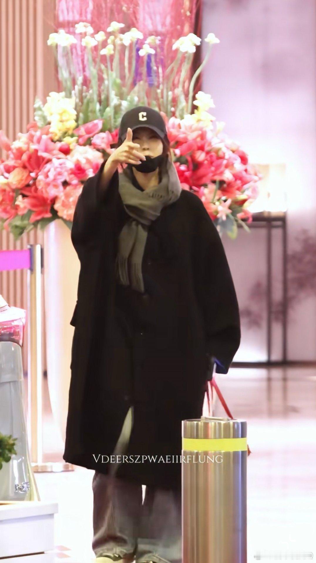 李一桐 快点打车回家我报销 半夜到机场还不忘心疼粉丝，天气冷让大家赶紧回家，还真