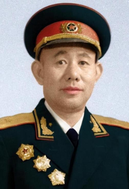 1951年，一群志愿军在撤退时，猛然发现眼前狭隘的山谷中，竟出现了成千上万个美军