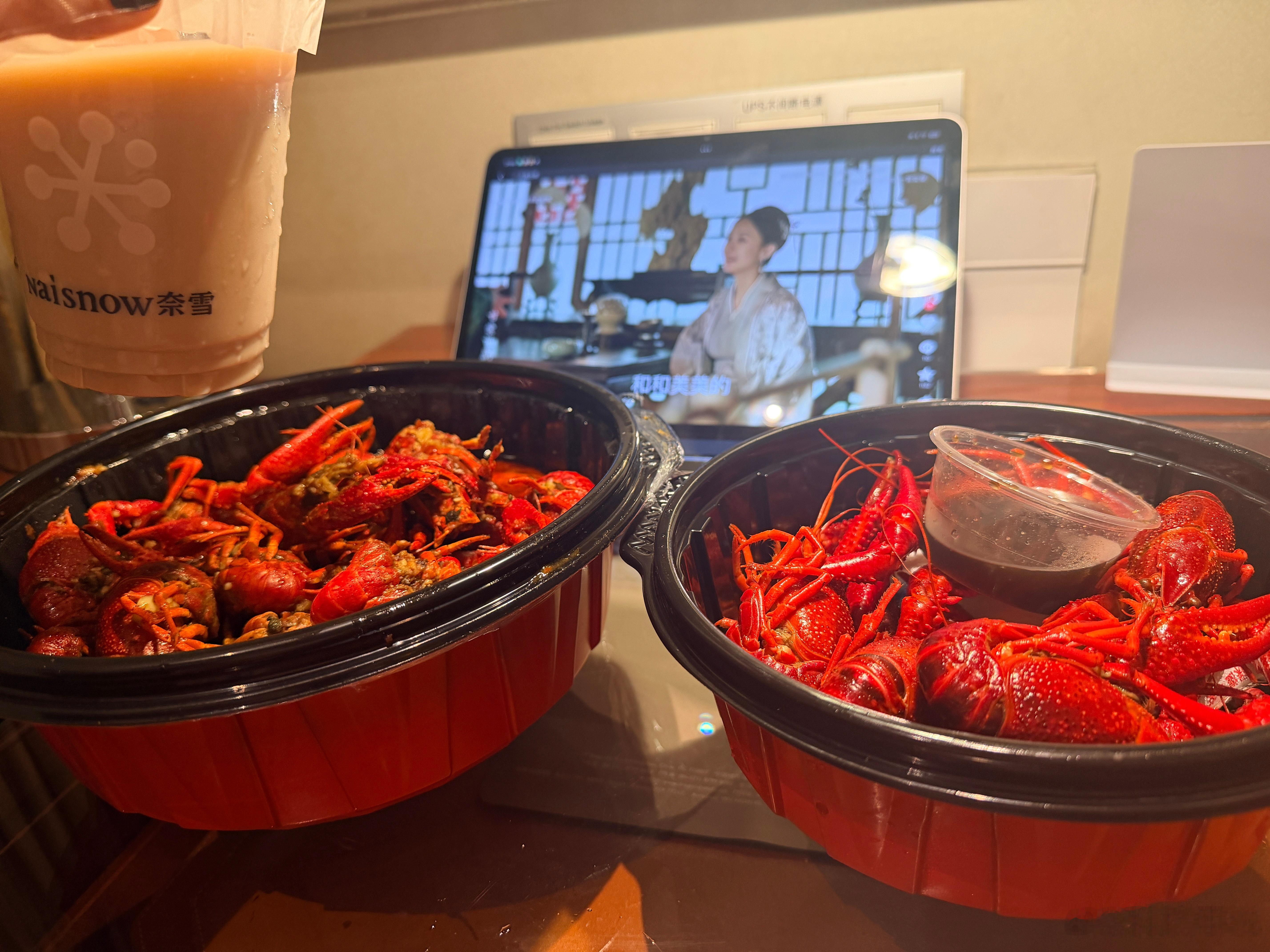 试问还有什么快乐，能比得上窝在凉快空调房里，奶茶配龙虾的惬意？首选冰镇龙虾，虾肉