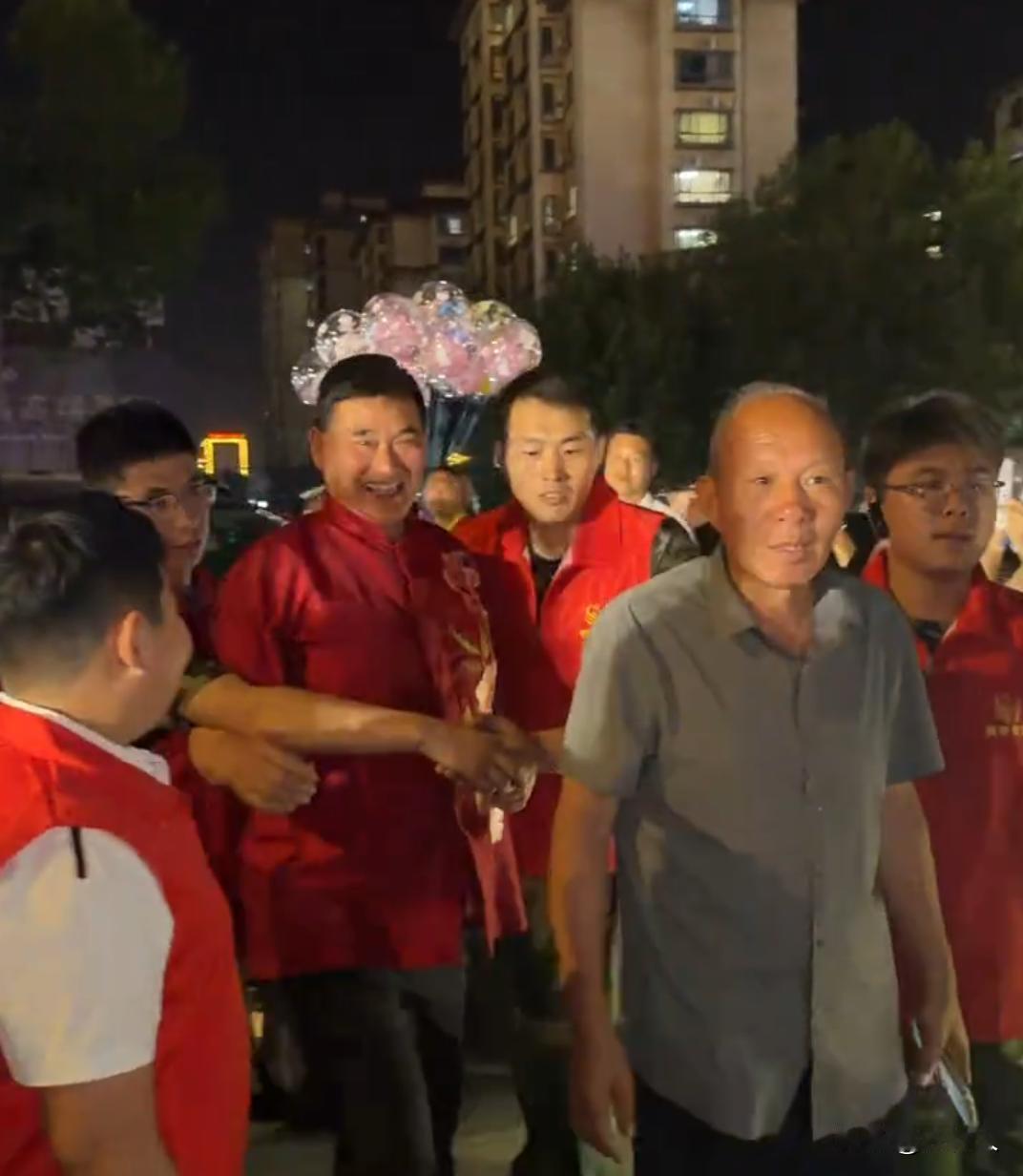 这保卫工作做的太好，直接围成一个人墙，保护朱之文的安全。这力度比一线明星还厉害，