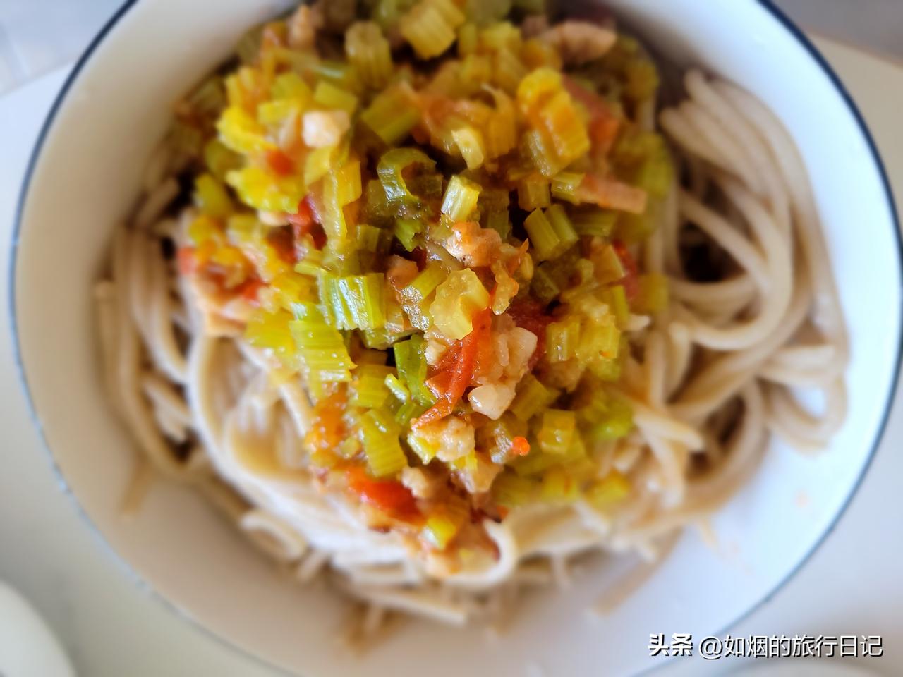 今天中午我做了荞面饸饹，用手动面条机压的，面条特别滑溜。在家自己做饸饹面，可以不