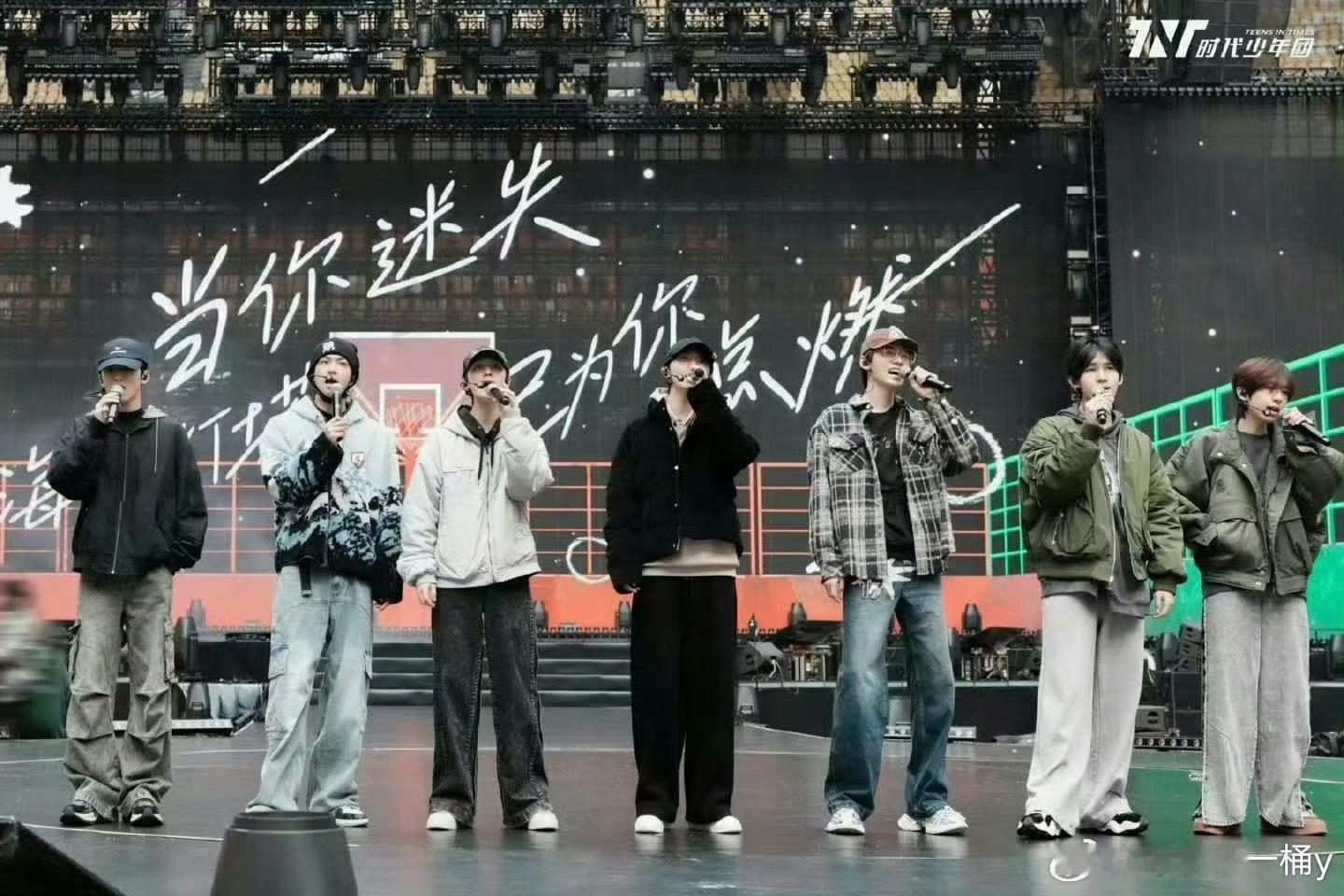 时代少年团有你和粉丝同框  拥有了这么惊喜的联动的时候，让人觉得还是很开心的呀，
