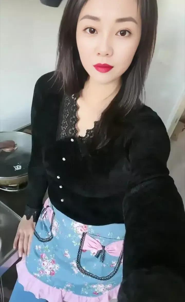 昨天在小区门口，一个看起来岁数跟我差不多男的问我:大姐，麻烦问一下那个16栋楼在