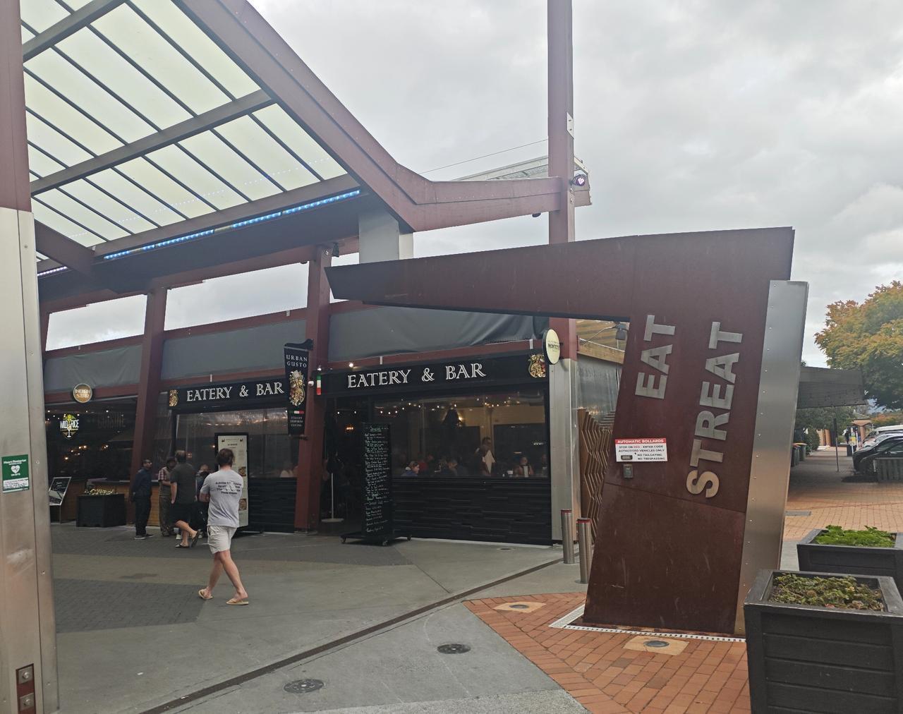 罗托鲁瓦的大排档

从蓝泉溪出来，我们的目的地是罗托鲁瓦市，罗托鲁瓦是新西兰北岛