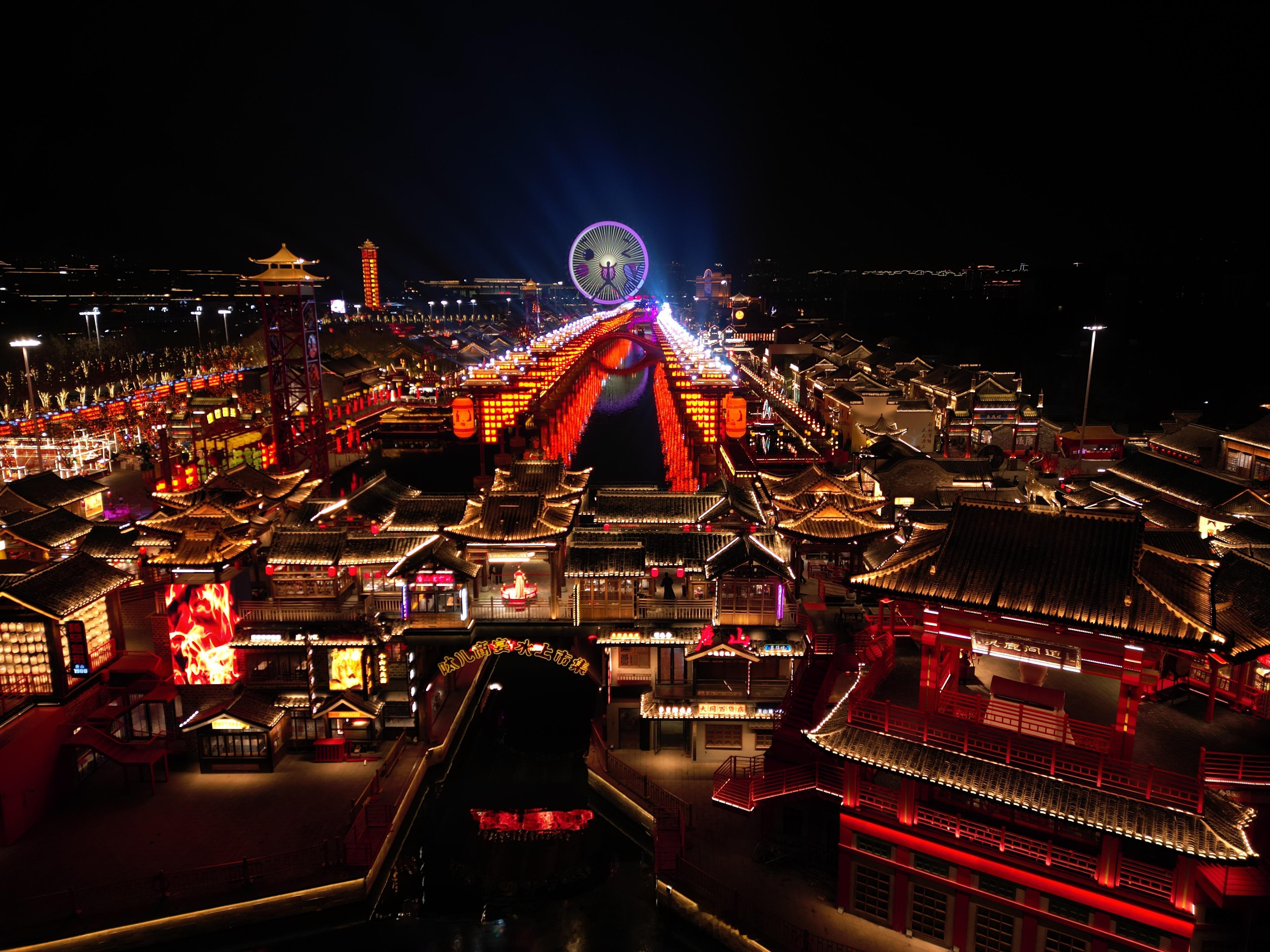 网红打卡胜地  平安夜 夜幕降临，华灯初上，河头老街宛如一颗夜明珠在唐山大地上熠
