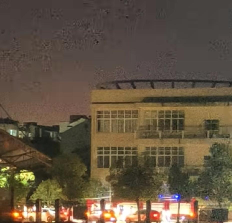 自己身为曾经的高三家长，目睹最后一课恩师鸣笛相送，满心动容！
​鸣笛绵长，是三年