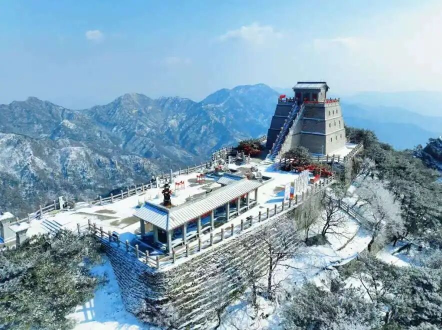 山东临沂的冬天，会是一场铺天盖地的诗意。当大雪节气来临，这座山水之城便褪去喧嚣，