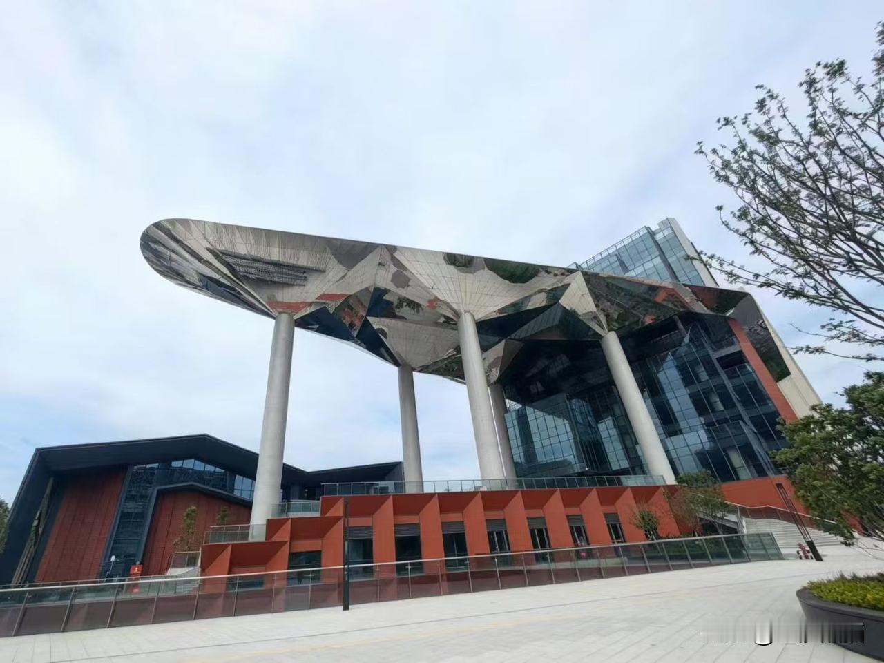 二仙桥公园旁的红仓~中演一成都大剧院，其独特的建筑超级扯眼，吸引了不少人前来探访