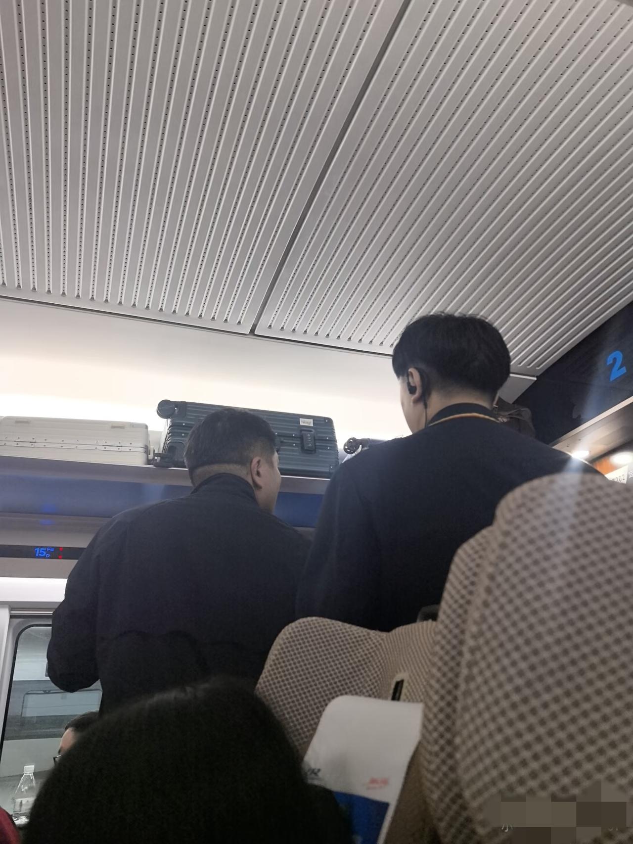 谁敢相信，
今天返程的G399绝了，衡阳东停滞超25分钟，还不能走，一大批站着的