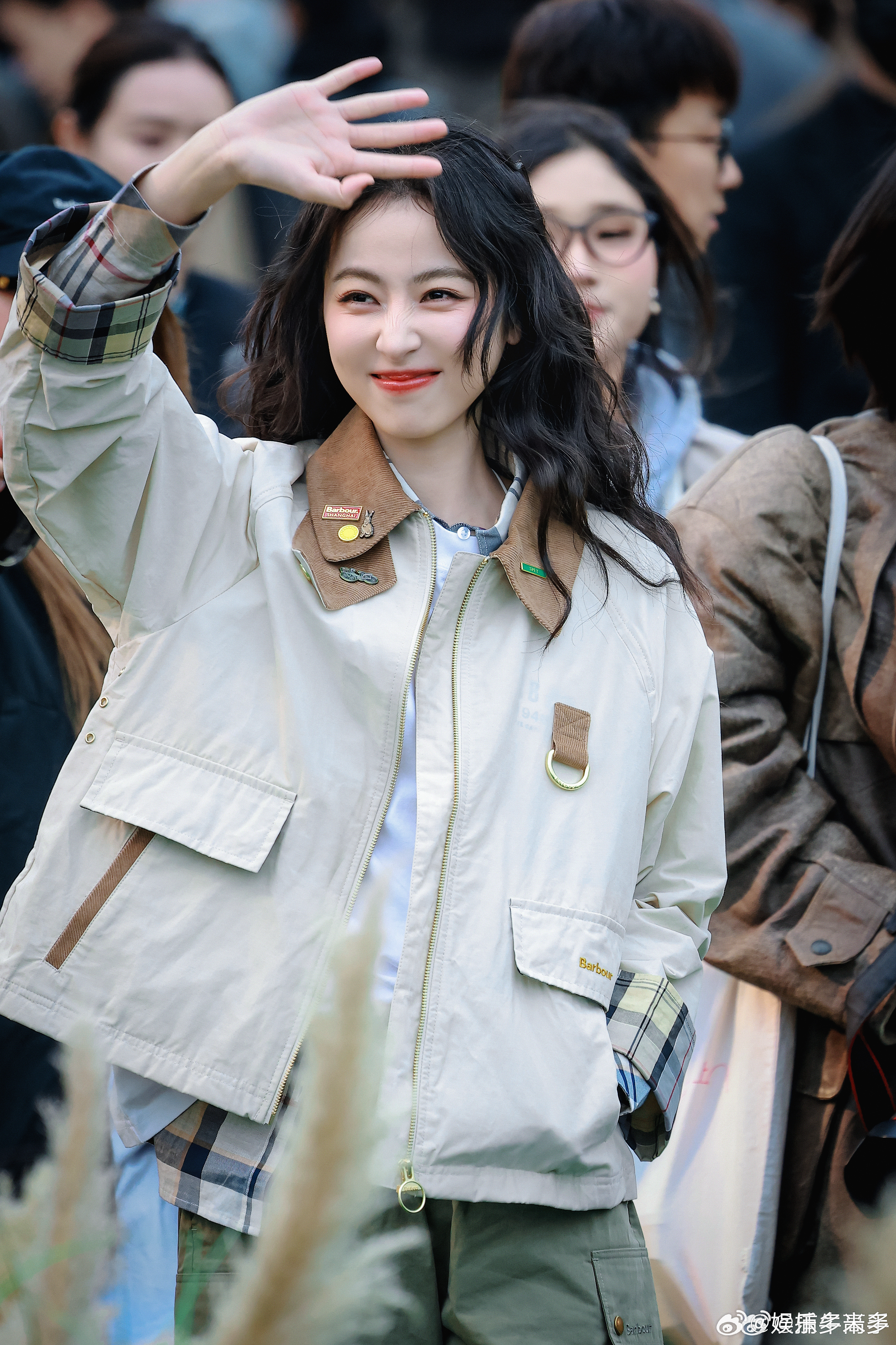 想魂穿周雨彤手里牵着的那只小狗被周雨彤的英伦风硬控了 英伦风长外套下摆扫过小狗，