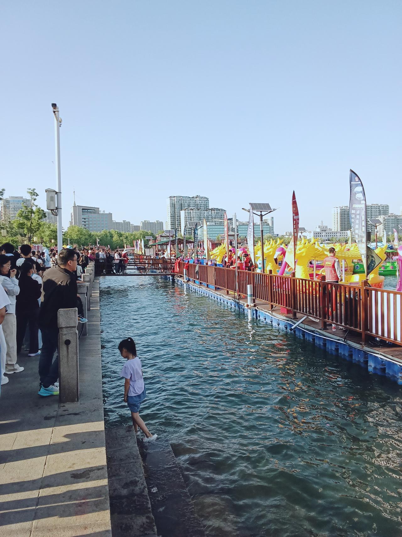 节日去景区挤要耗费时间，还要感受停车难和拥堵的烦恼。我认为正是这种缺撼美，才更真
