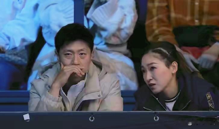 一个细节看明白，男队打完后，马龙去了哪里了？

男队比赛的时候，
马龙和林诗雯坐