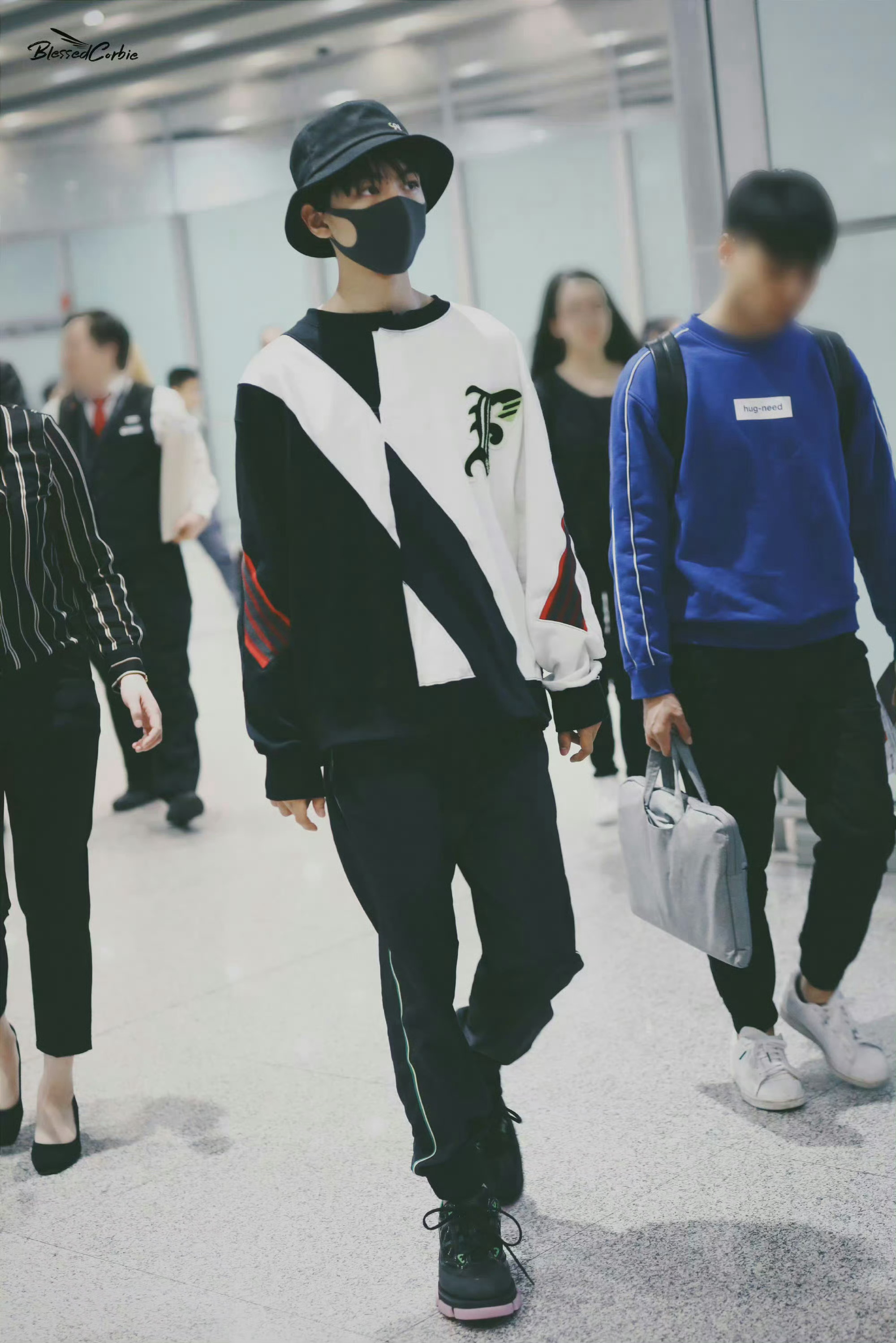 #王俊凯[超话]# 存档一组19年今日超爱的渔夫帽机场。结束快乐锵锵锵台湾行高高
