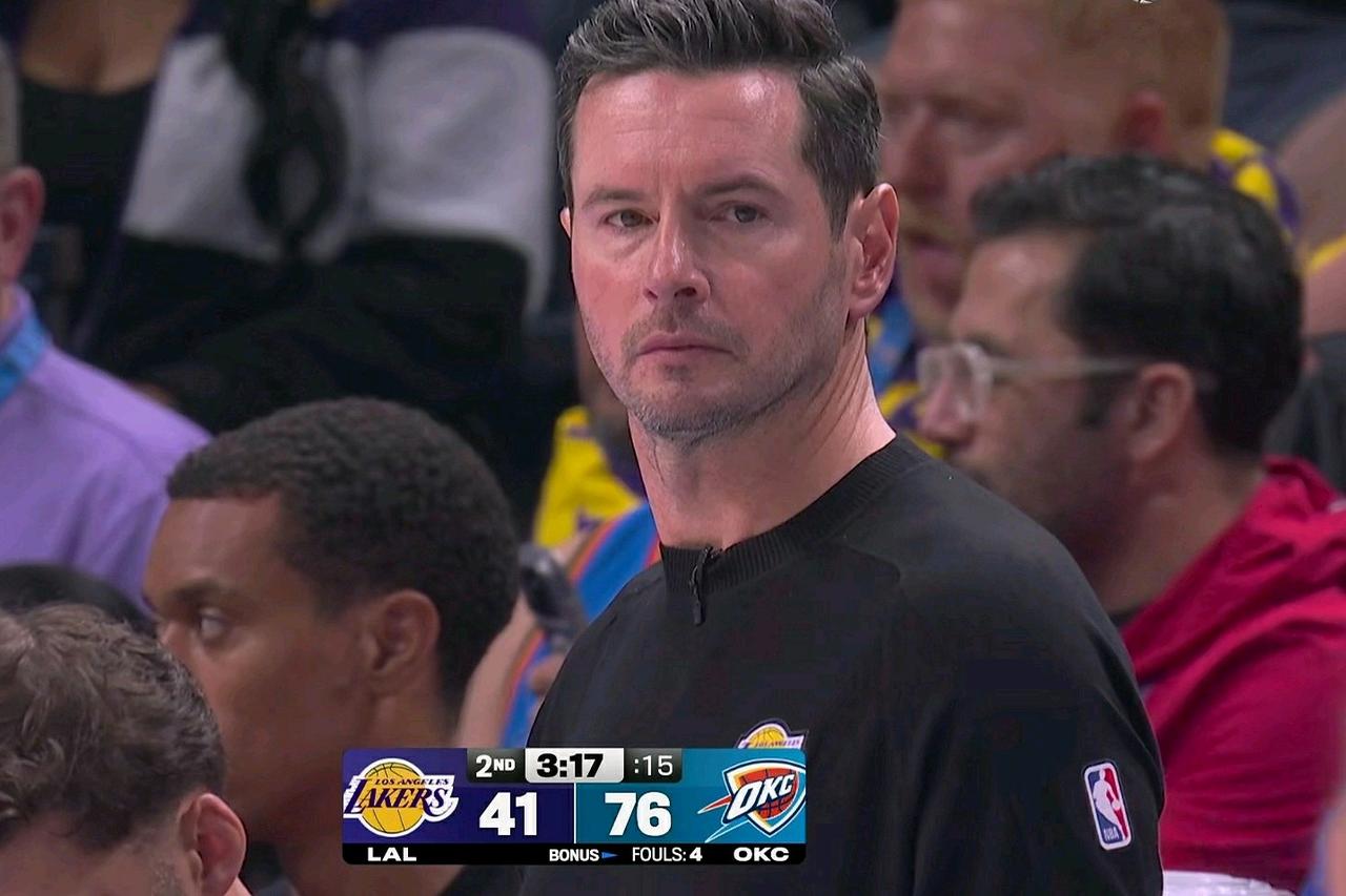 湖人主帅雷迪克被打的怀疑人生了！在湖人客场挑战卫冕冠军雷霆的次节比赛中发生极其无