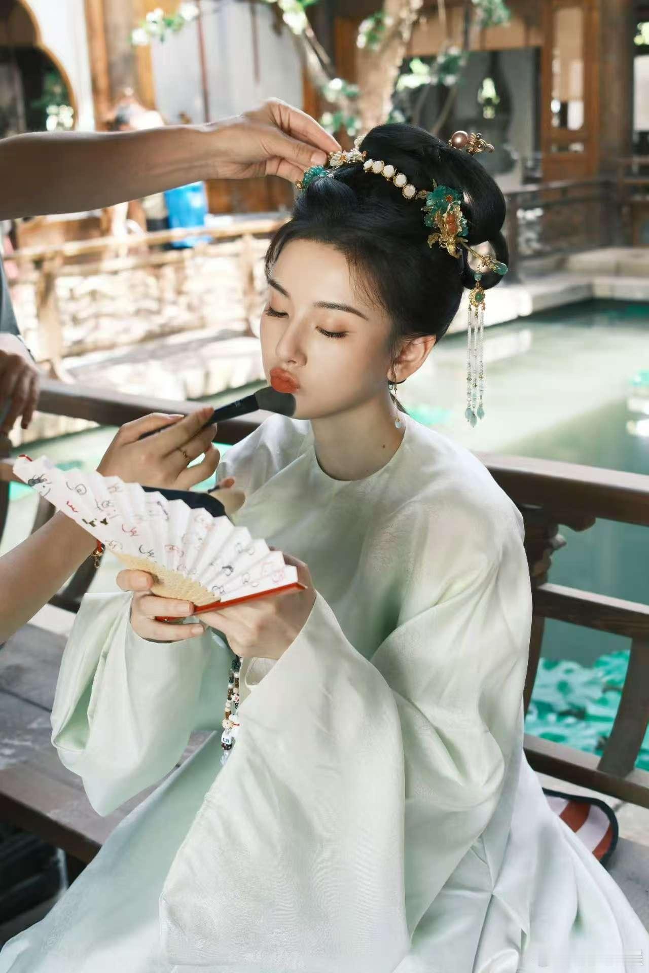 宋祖儿片场照宋祖儿处暑营业宋祖儿处暑营业，片场照，[嘻嘻][嘻嘻] ​​​