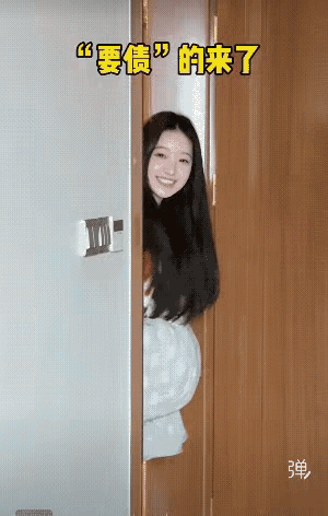 姑娘回来了，老俩口高兴得不得了，她拿了件毛毯准备打地铺睡在父母床边。
姑娘看来也