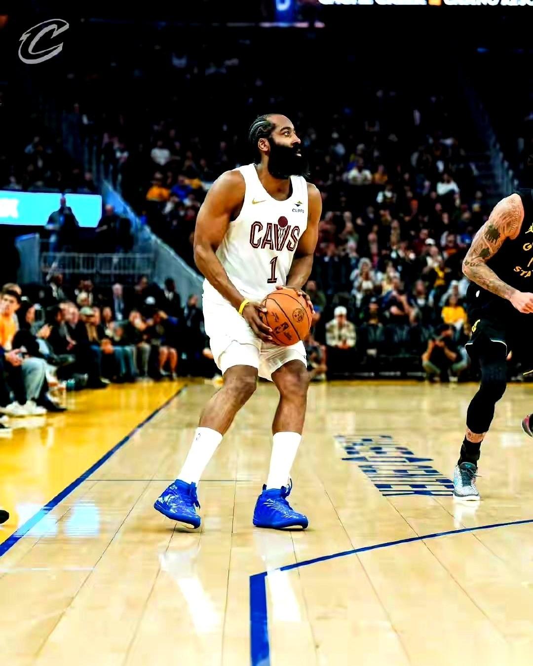 谁都以为骑士撞上勇士，下半场就该进垃圾时间了。
结果两边硬是把比分死死咬住，打到