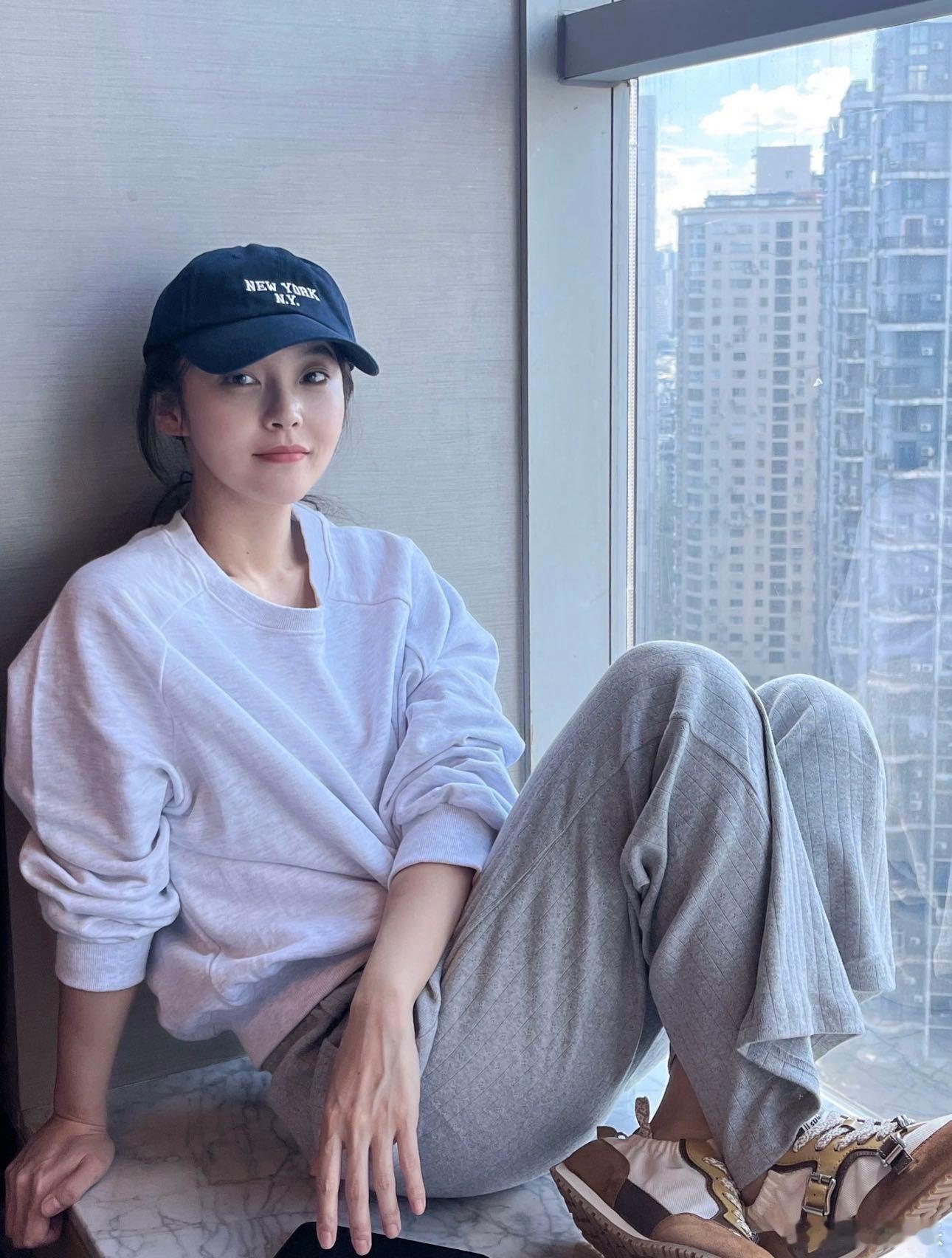 张佳宁的哭戏总能让人感同身受，眼角的泪光和微微颤抖的嘴唇，她用这种细腻的表现方式