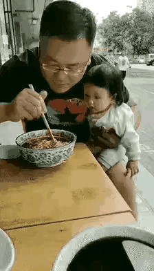 赏一口呗？
真不够意思，看看你自己狼吞虎咽，吃的蜜口香甜津津有味，也不知道照顾一