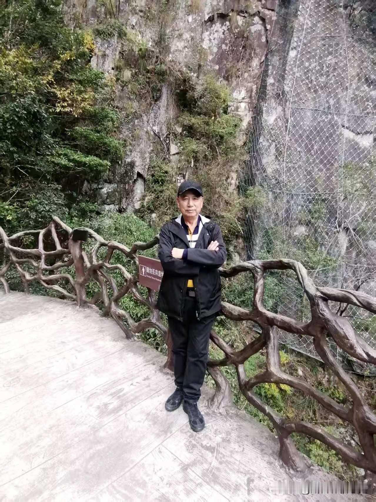 告别忙碌工作，终于迎来自在闲适的退休时光。平日里最偏爱三件趣事，外出游历山河美景