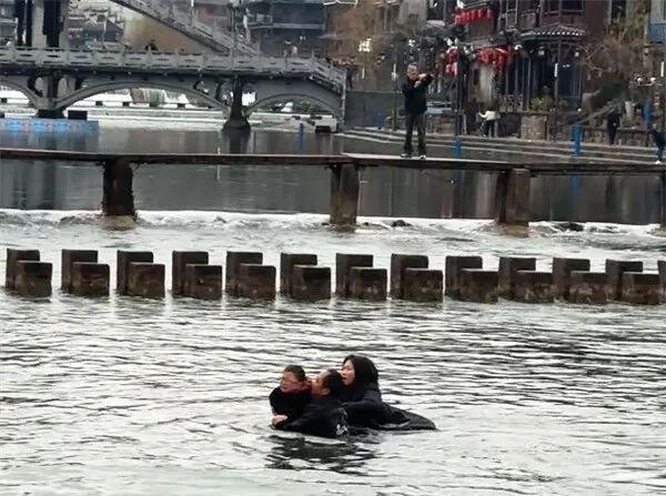 除夕当天，一名6岁儿童在凤凰古城不慎落水，游船船工滕建友跳入冰冷江水中，与孩子母