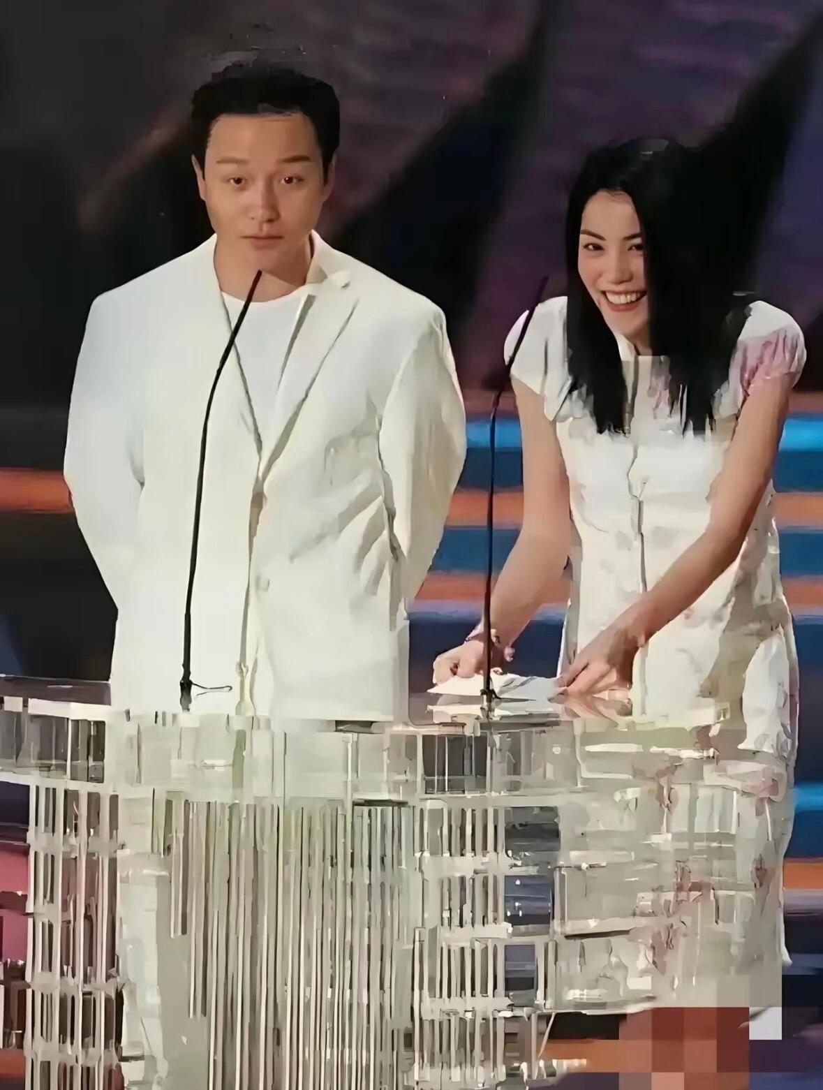 张国荣，哥哥与那些女神们的合照。 