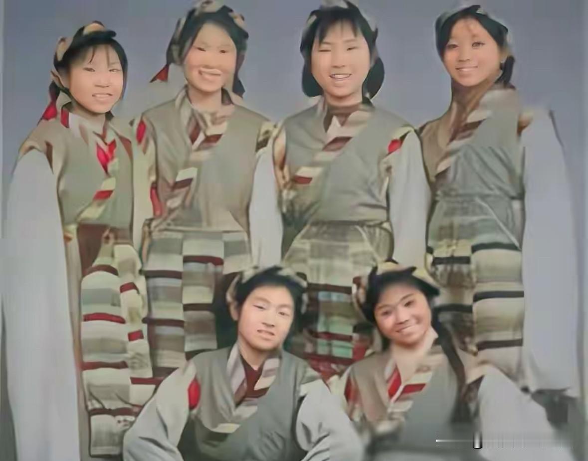 1980年，年仅15岁的巩俐已经是个水灵灵的美少女，让人过目不忘！镜头里的她，扮