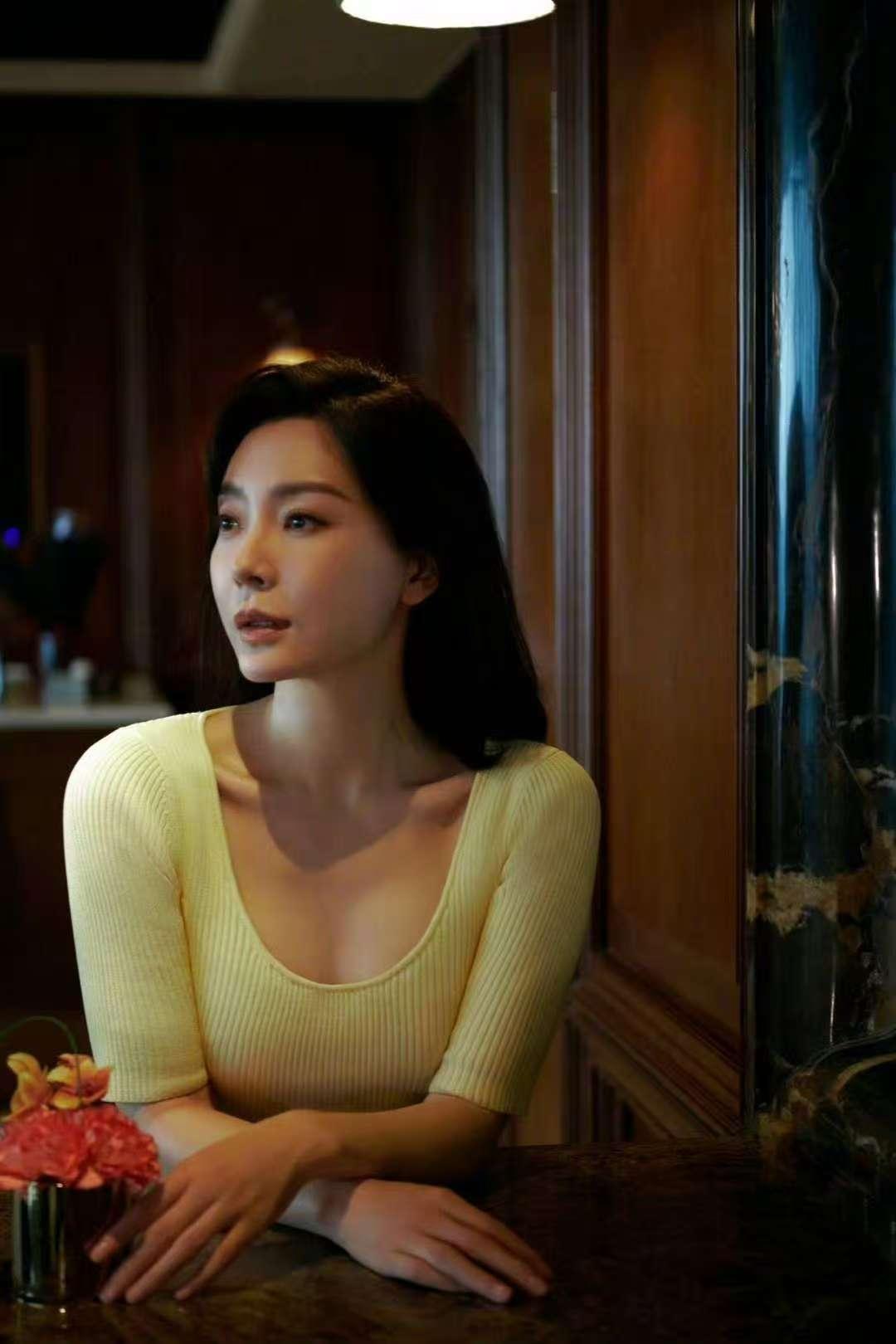 陈数要去参加《花儿与少年7》，知性优雅的大姐姐，好身材太让人期待了。