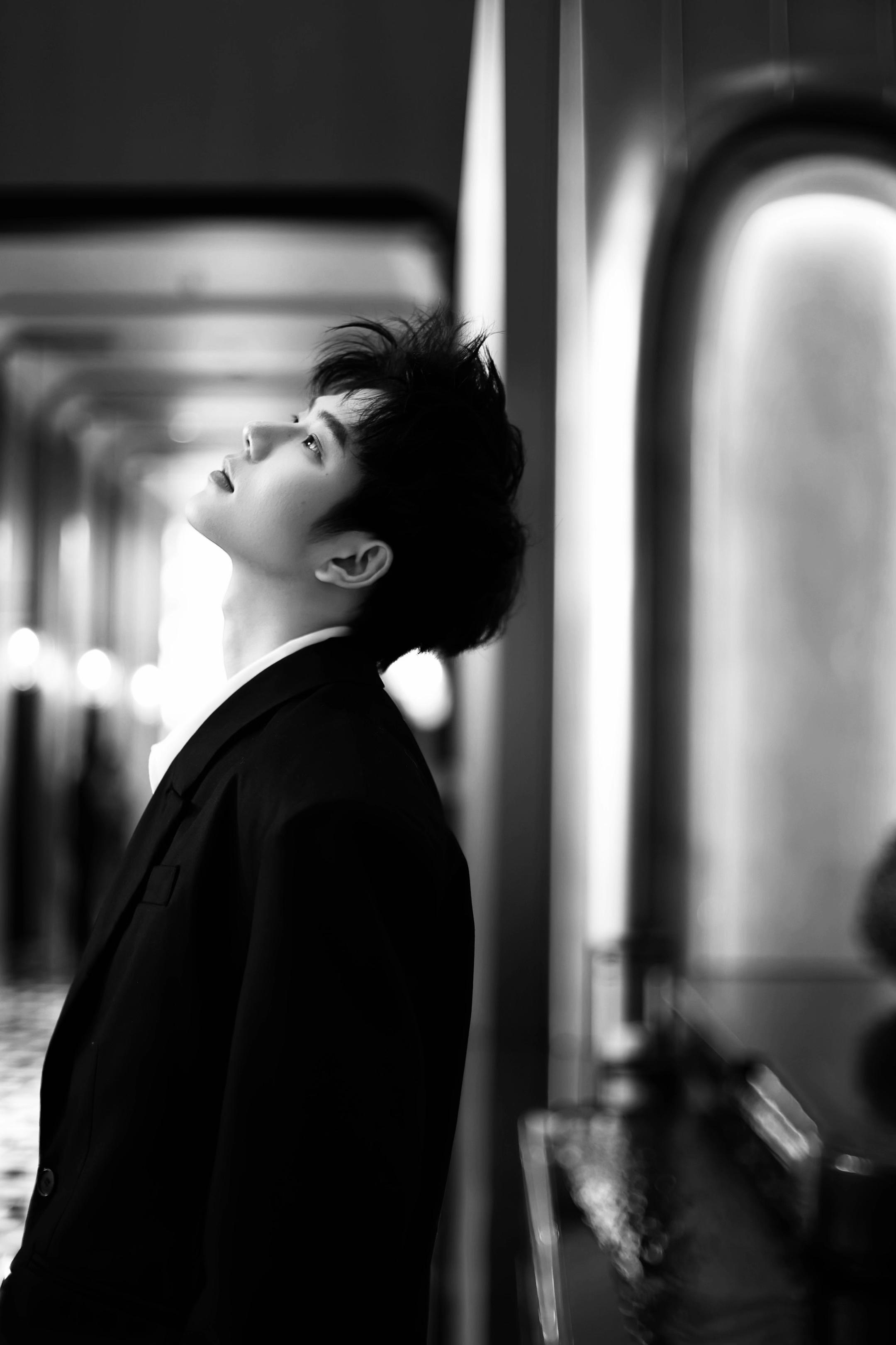 风向男偷偷散发魅力。