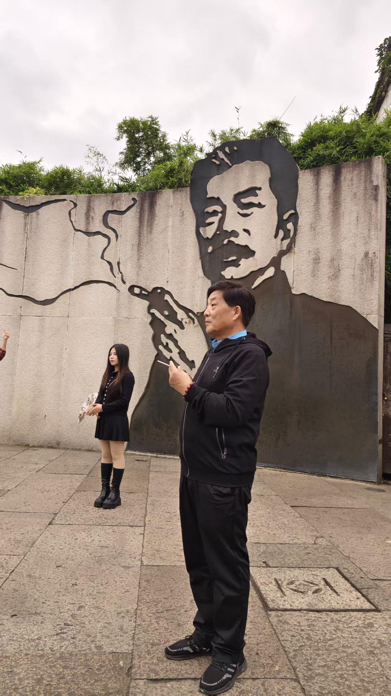 横眉冷对千夫指，
俯首甘为孺子牛。