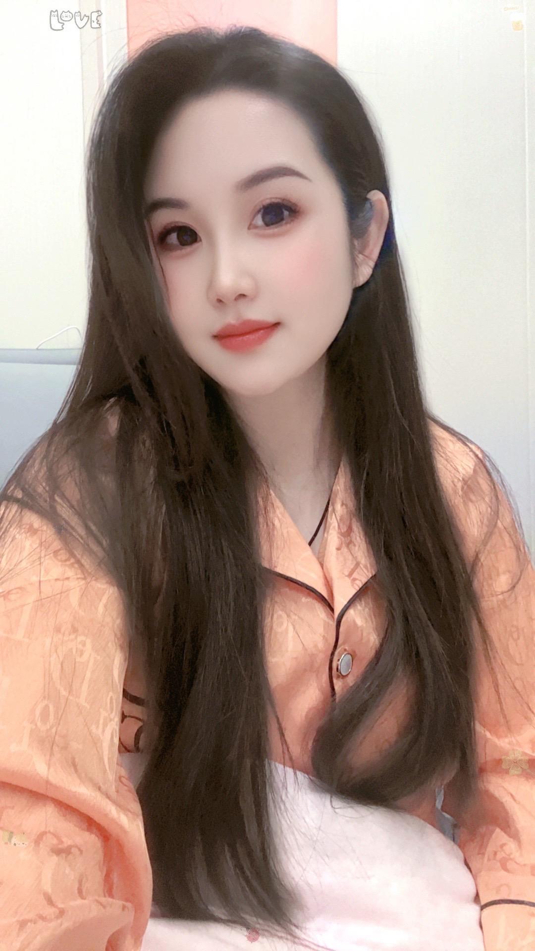 忙碌的生活里，只剩下两件事，睡醒后上班，下班后睡觉，照顾好自己😂……