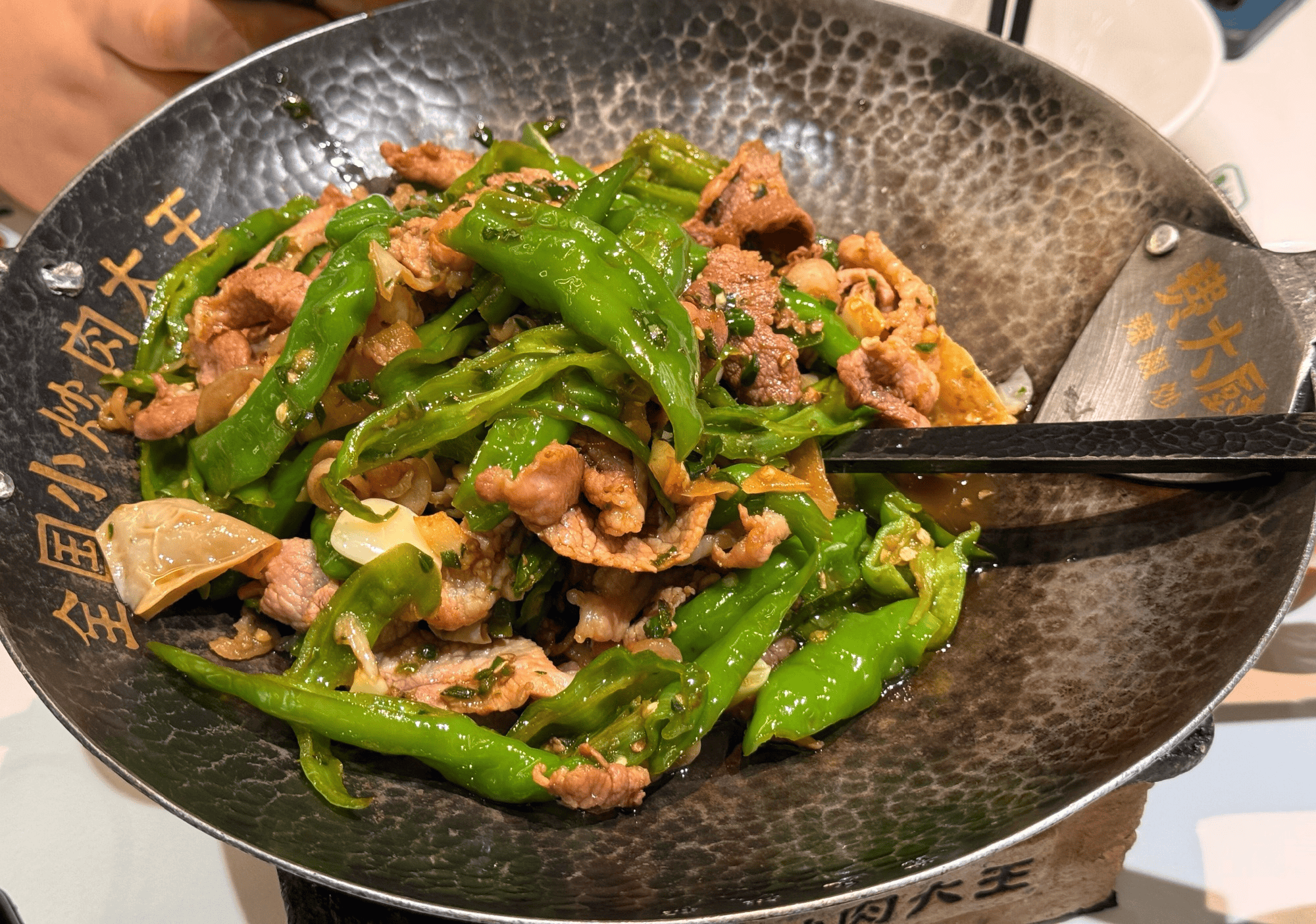 小胖分享美食并配文：你好你好，吃饭了吗？