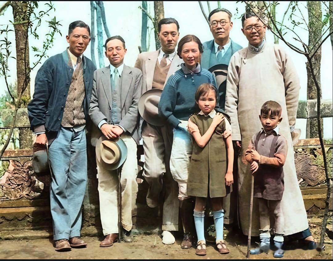 一九三八年，在昆明西山华亭寺的林徽因一家四口及周培源、陈岱孙、金岳霖、吴有训。这