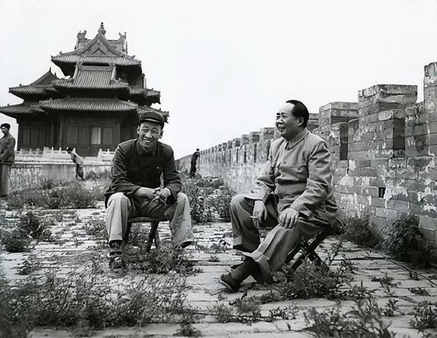 1954年5月，毛主席曾经3次来到故宫，但每次都是在城墙与城楼间穿行，一步都不曾