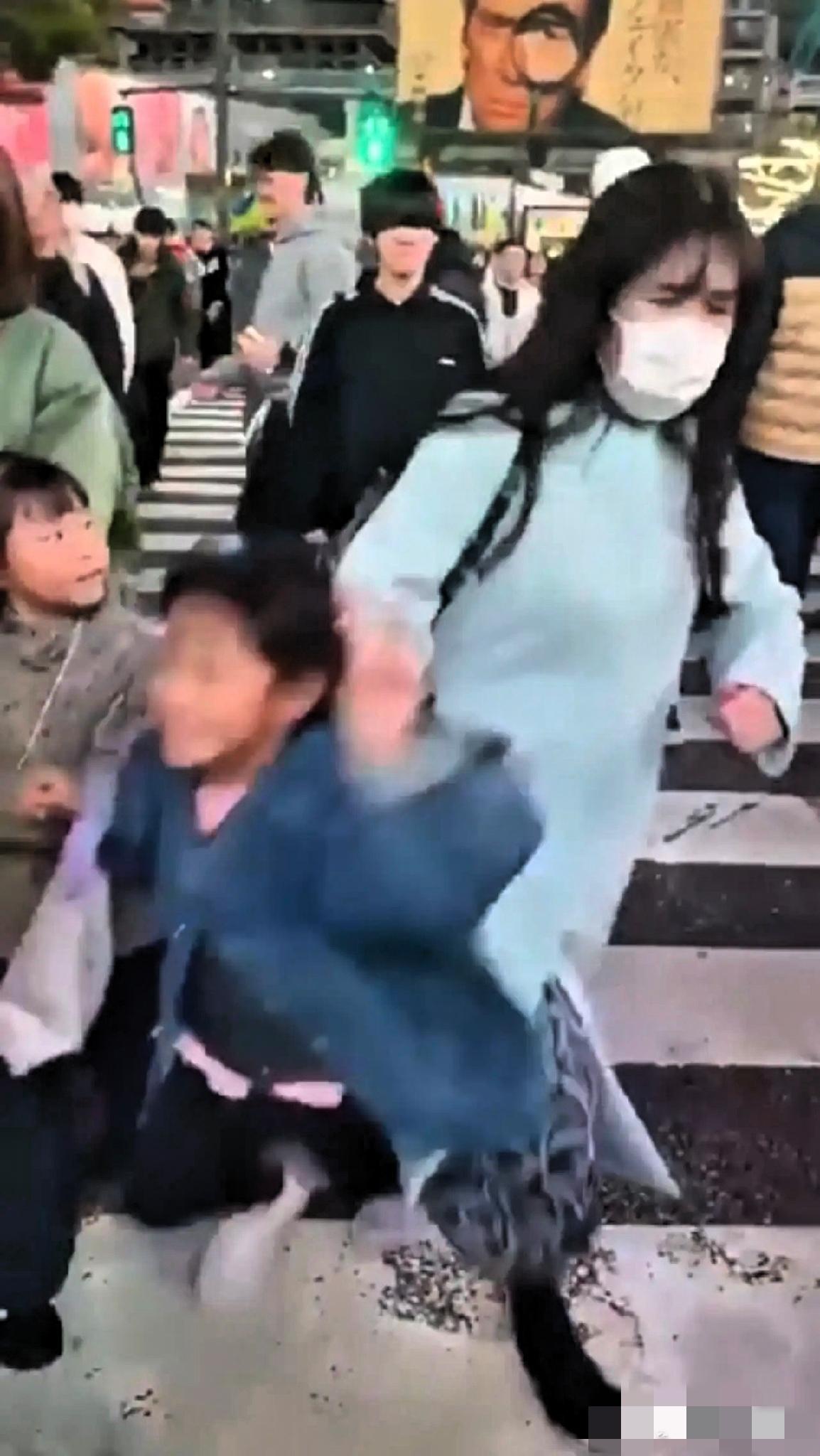 这哪是撞人？这分明是撞上了“排外”的暗礁！别让旅行变成惊魂记。

真的是看得人心