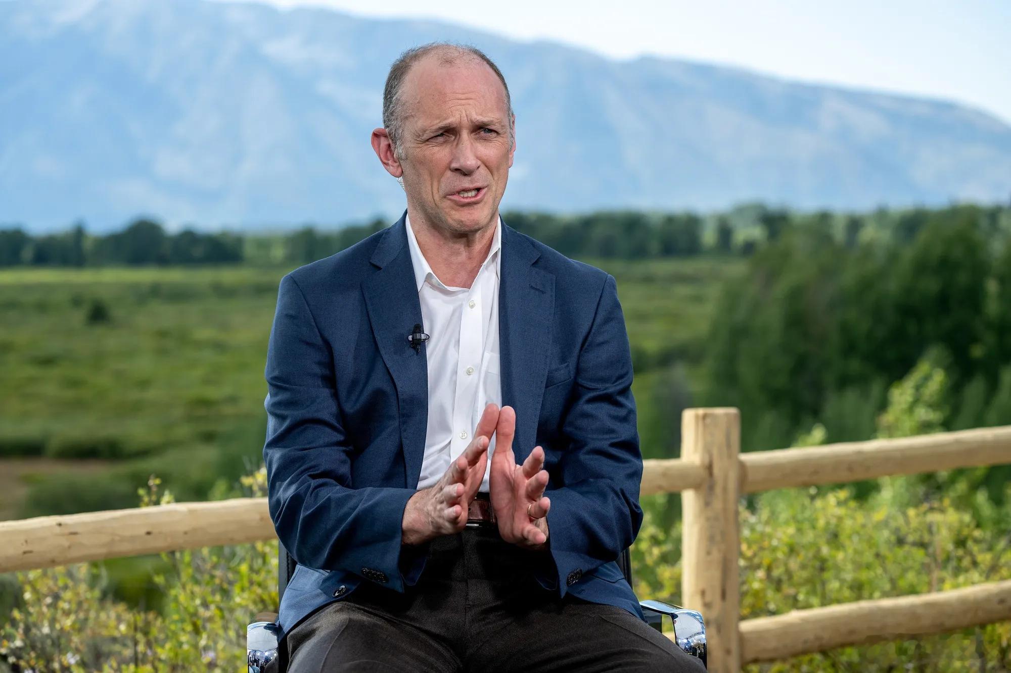 芝加哥联储主席古尔斯比Austan Goolsbee表示，如果通胀继续向美联储2