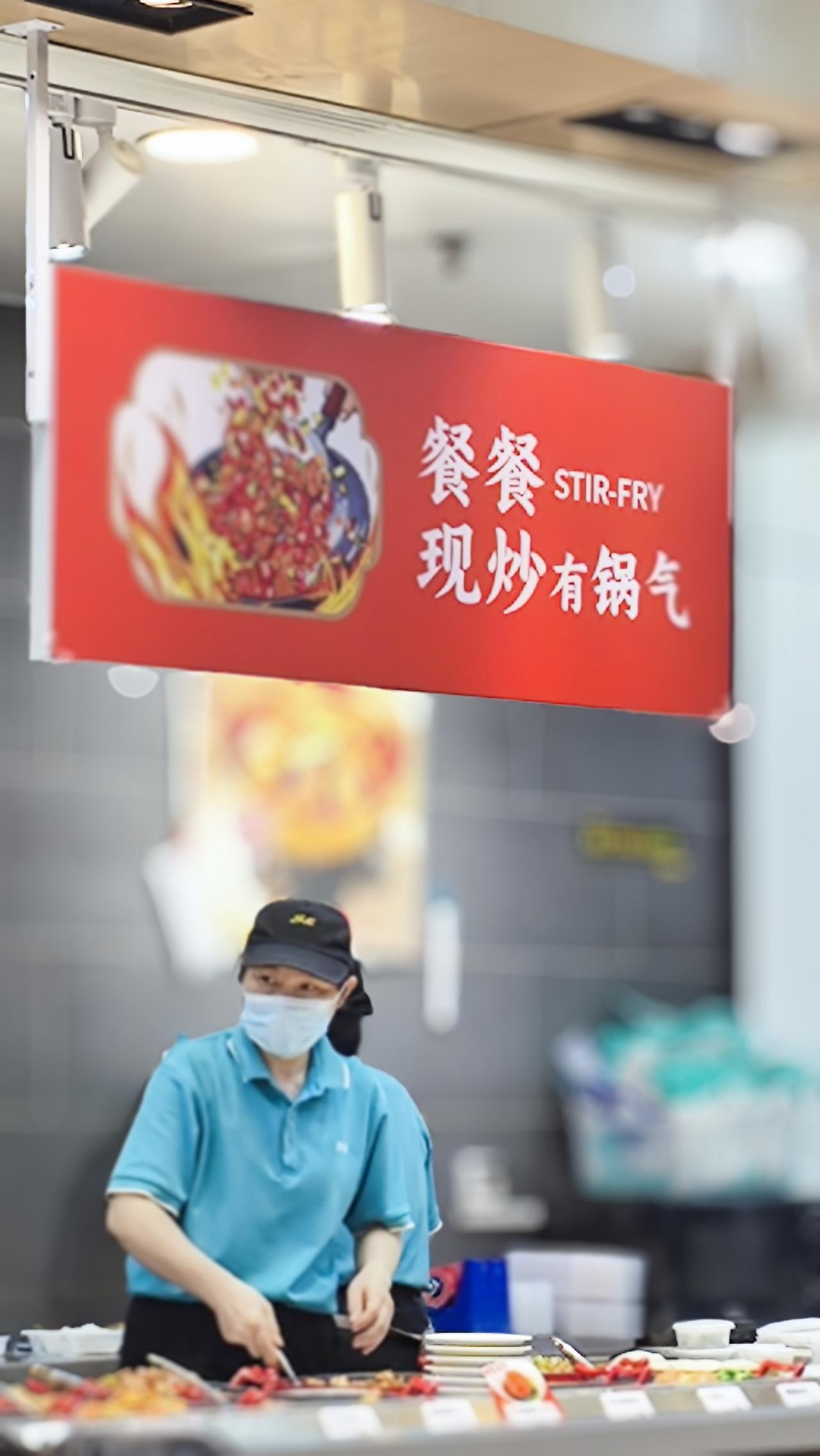 夏日生活打卡季为什么阿姨打菜手会抖？食堂也好，快餐店也好，阿姨打菜手会不停的抖动