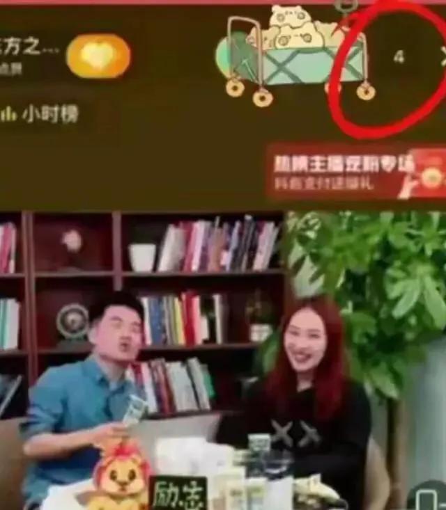 还记得东方甄选刚开播的时候吗？那时候直播间里只有四个人，就是宇辉的爸爸妈妈和悠悠