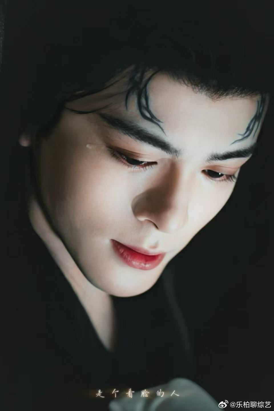 曾舜晞胡茬吻戏 《月鳞绮纪》太会拍了吧，看到曾舜晞胡茬吻戏，阴暗的画面里面，但又