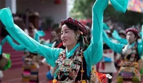 古时的江孜
是一个偏僻肥沃的乡村
有先民从事牧农
据传当年文成公主进藏时
为释迦