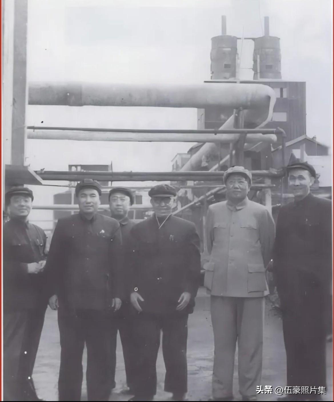 1954年，时任天津市委书记的黄火青，陪同毛泽东主席在天津及周边进行视察。4月2