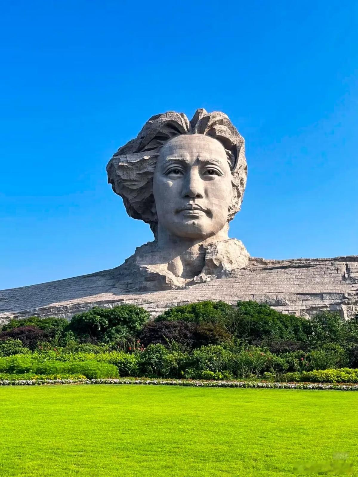 这么神圣的一个景点，居然能被人拿来打拳。居然还有品牌也要掺和进来打？太逆天了。招