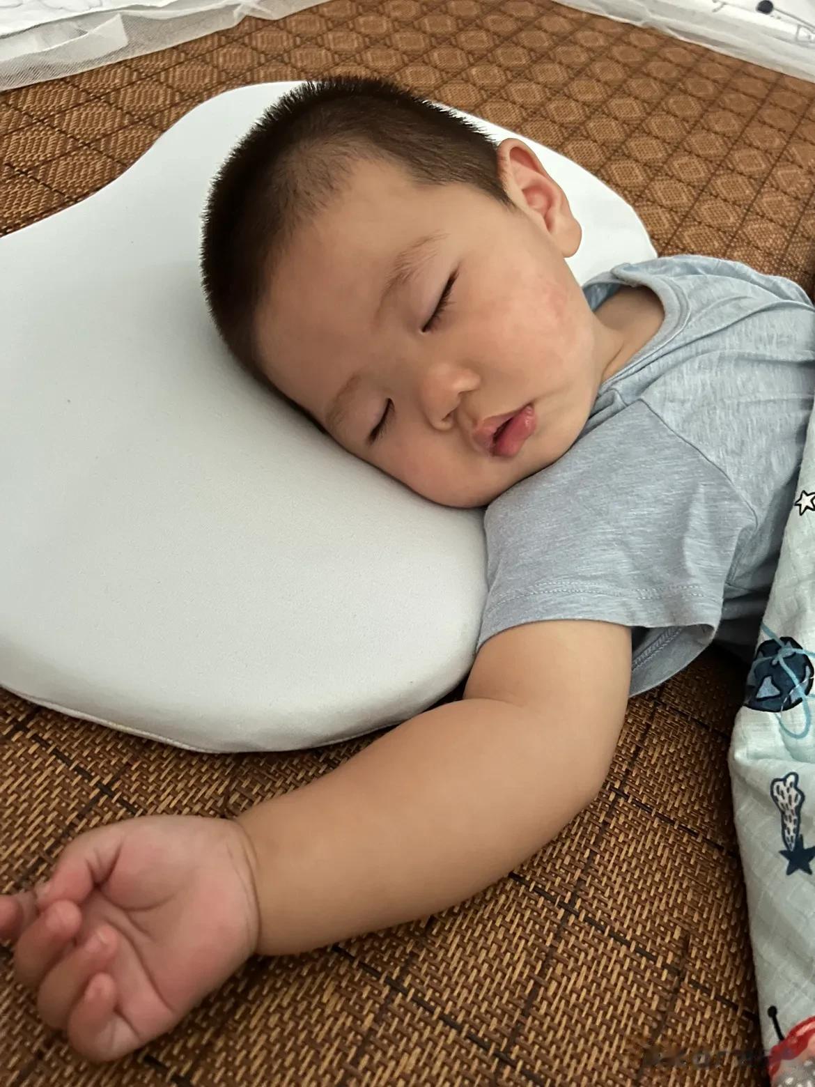 全心全意陪宝宝的一天，什么也不做，陪他玩陪他睡。下午宝儿睡了三个小时，中间醒来刚