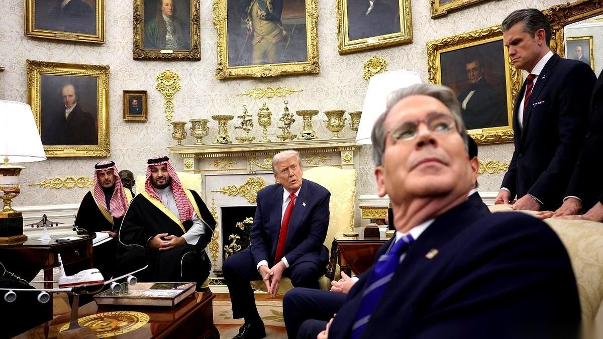 那哥们儿急了。
真的，肉眼可见的急了。
会议室里人还乌泱泱坐着呢，沙特来的贵客屁