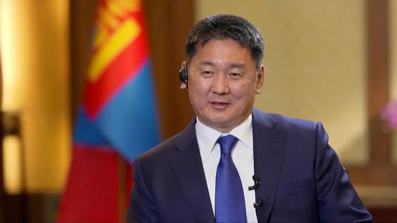 蒙古总统呼日勒苏赫结束上合峰会回国后，随即接见日本外相茂木敏充。双方重申了包含“